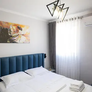 Otel Tier, Tiran